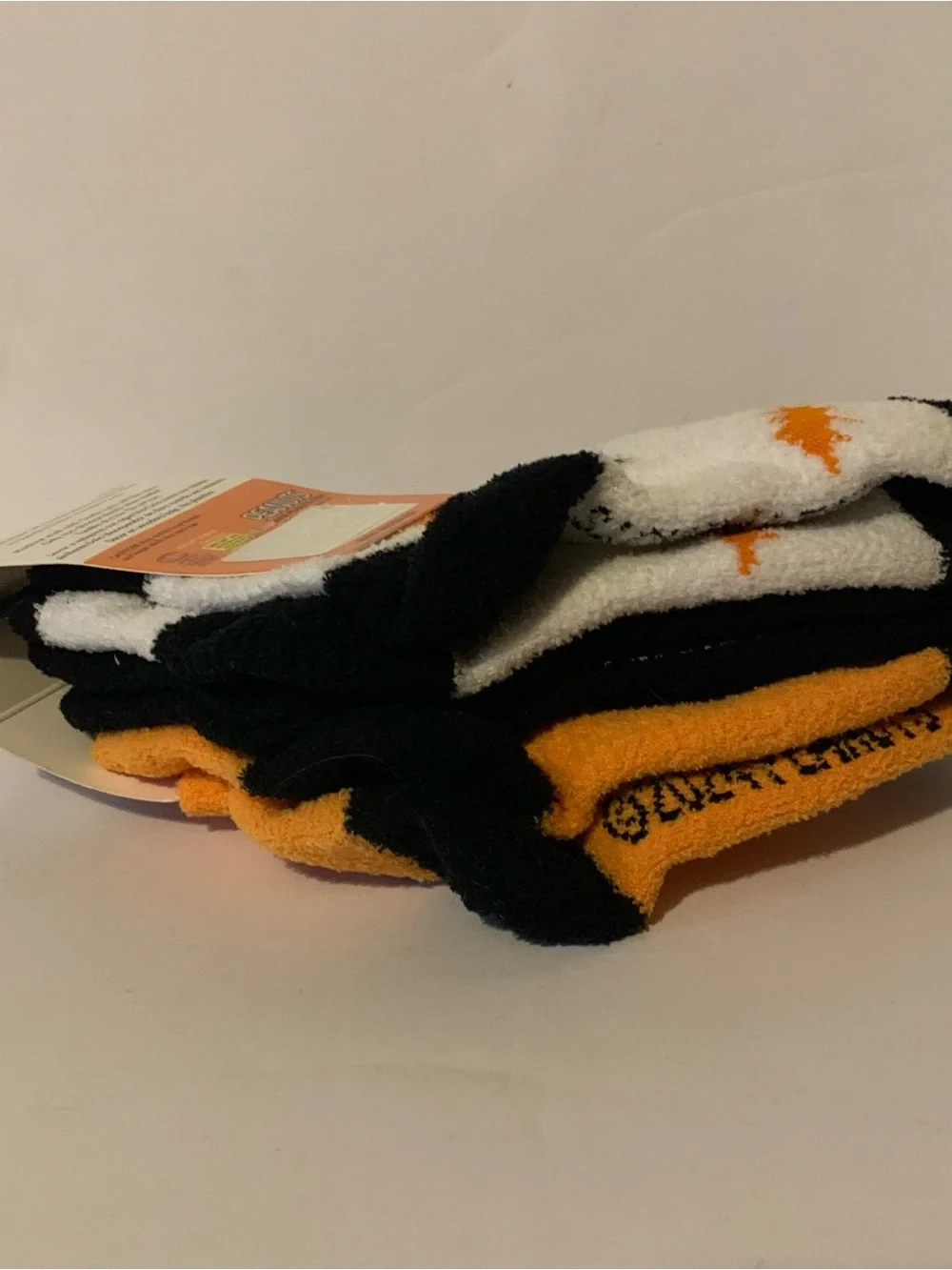 NWT. Peanuts Snoopy Halloween Glow-in-the-Dark Fuzzy Socks